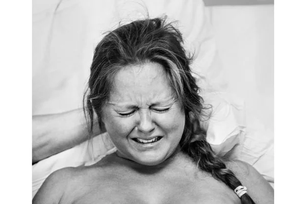 Fotógrafa registra mulheres de diferentes países em trabalho de parto