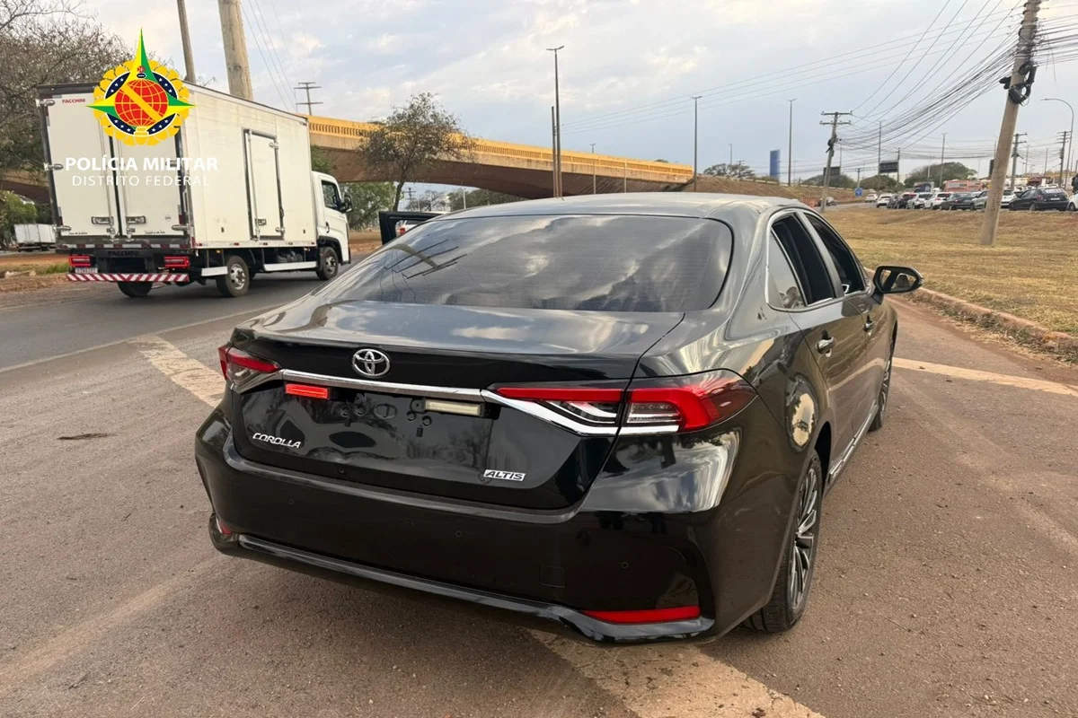 O carro era conduzido por um estudante de medicina. O motorista de viatura fake foi autuado e liberado O carro era conduzido por um estudante de medicina. O motorista de viatura fake foi autuado e liberado