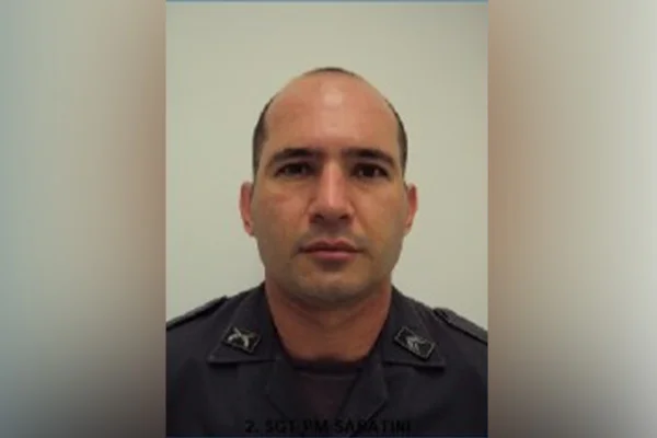 Imagem colorida de policial militar. Ele é branco, careca e veste a farda da PM - Metrópoles