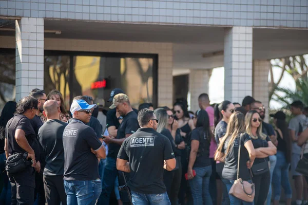 Agentes socioeducativos prestam homenagem a colega de trabalho morto afogado em Porto de Galinhas