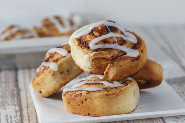 Pãozinho de canela em cima de prato branco - Metrópoles