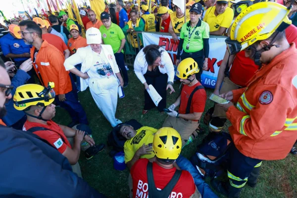 Homem passa mal e desmaia em manifestação na Esplanada dos Ministérios