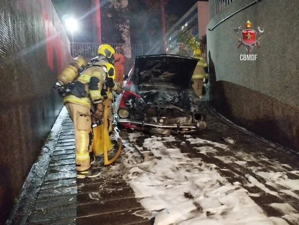 Bombeiros tentam conter chamas de carro de colecionador do DF - Metrópoles