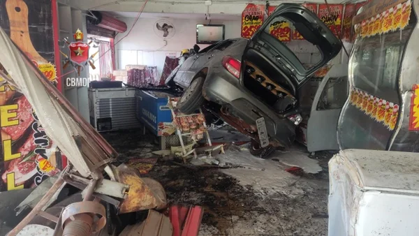 Carro desgovernado invade açougue e atropela cliente em Ceilândia