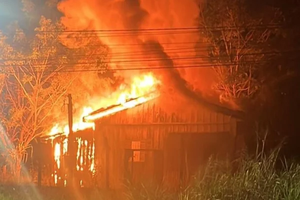 Homem é preso após agredir mãe e padrasto e incendiar residência