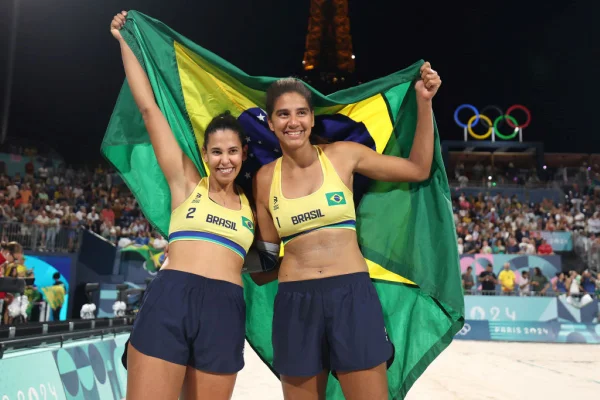 Imagem colorida de Ana Patrícia e Duda, dupla brasileira que está na final do Vôlei de praia em Paris- MEtrópoels