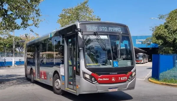 foto colorida de ônibus da Viação Gatusa, que opera principalmente na zona sul de SP, saindo do Terminal Santo Amaro - Metrópoles