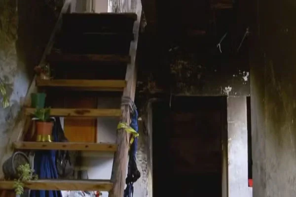 Homem esfaqueia namorada, coloca fogo na casa dela e morre carbonizado