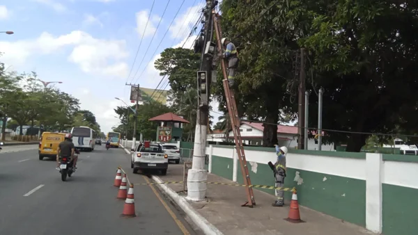 Técnicos desfazem instalação irregular de energia elétrica em acampamento bolsonarista em Belém, no Pará