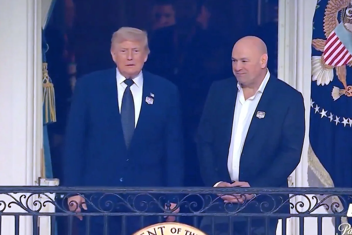 Trump e Dona White em sacada da Casa Branca para ouvir o hino e o razante dos caças Trump e Dona White em sacada da Casa Branca para ouvir o hino e o razante dos caças