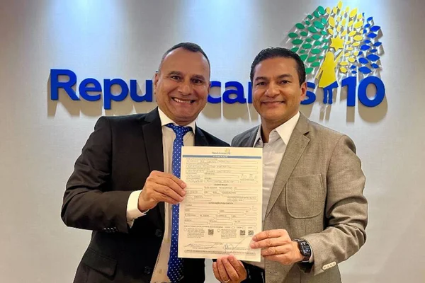 Foto colorida do marido da ministra do Turismo, Waguinho, no momento em que anuncia a sua filiação ao Republicanos - Metrópoles. Carlos Bolsonaro