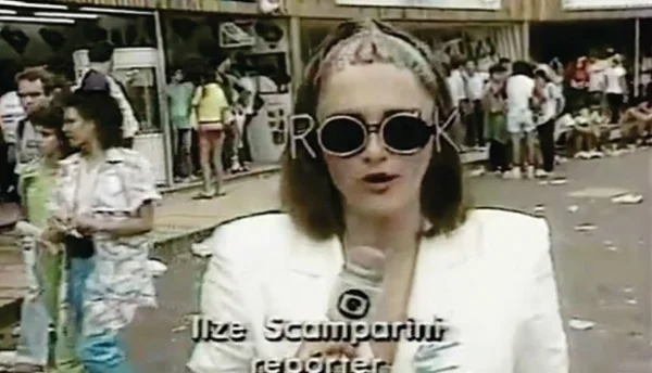Ilze Scamparini cansada e com óculos estilosos é a sensação da internet
