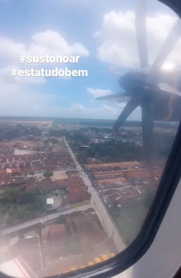 Imagem da janela de um avião, sobrevoando o Aeroporto Zumbi dos Palmares - Metrópoles