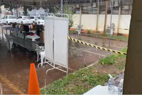 Vídeos: chuva forte alaga posto de vacinação contra Covid no DF