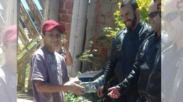 Papai Noel de ambulância. Jovem com câncer ganha videogame do Samu