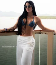 Rayane Figliuzzi posa no navio onde vai acontecer o Cruzeiro do Belo