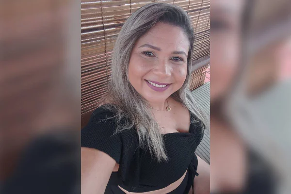 Imagem colorida de mulher com doença que a faz não chorar - Metrópoles