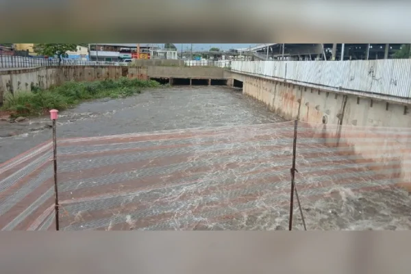 Um homem caiu dentro de um buraco de um canteiro de obra, na Avenida Cristiano Machado, 5.556, no bairro São Gabriel