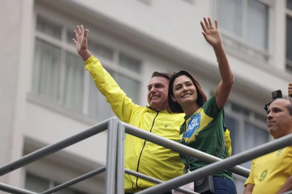 MIchelle Bolsonaro acompanha Jair Bolsonaro durante ato na Avenida Paulista, em São Paulo, pedindo a anistia dos presos pelos ataques ao Três Poderes no dia 8 de janeiro - Metrópoles 6
