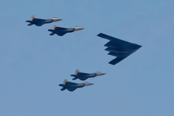 Imagem colorida de B-2 Spirit, arenova usada pelos EUA para atacar o Iêmen - Metrópoles