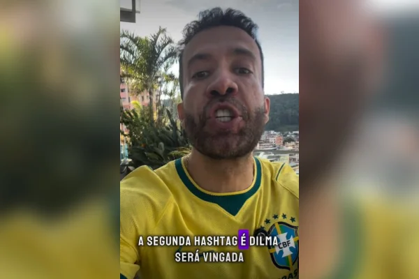 Imagem colorida mostra Janones anunciando panelaço - Metrópoles