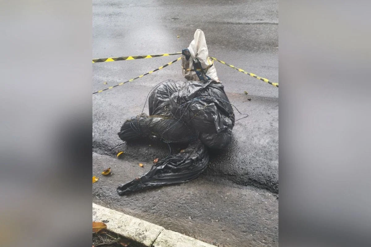 Garis encontram corpo em saco de lixo na zona sul de São Paulo. Veja fotos - imagem 2 Garis encontram corpo em saco de lixo na zona sul de São Paulo. Veja fotos - imagem 2