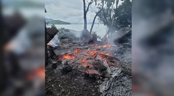 Casa improvisada de madeira foi destruída rapidamente pelo fogo