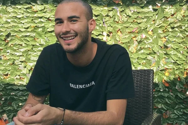 Mateuz Ortega posa de camisa preta e sorrindo - Metrópoles