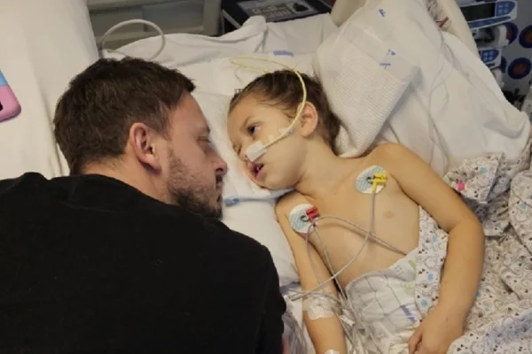 Foto mostra menina de aproximadamente 4 anos que foi vítima de uma complicação grave da gripe e pai lamenta não tê-la dado as vacinas