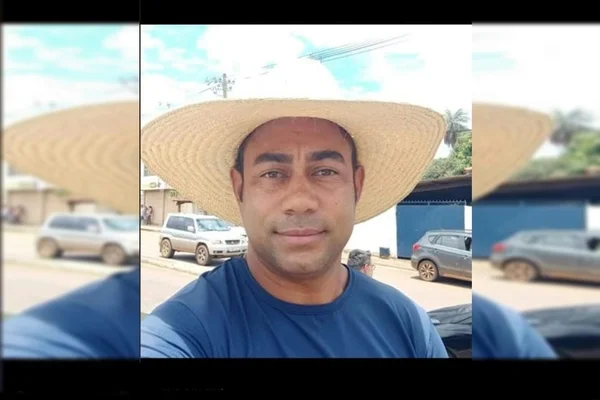 Homem com chapéu sorri