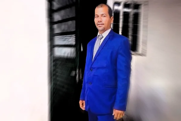 Homem de terno azul em posando para fotografia é o pastor antonio ailton