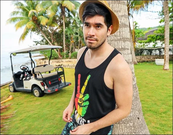 O chileno Germán Alejandro é conhecido pelos seus canais do YouTube HolaSoyGerman e JuegaGerman, além de ser comediante e escritor. Ele produziu uma variedade de músicas junto com sua banda Ancud, todas disponíveis no YouTube e no Spotify O chileno Germán Alejandro é conhecido pelos seus canais do YouTube HolaSoyGerman e JuegaGerman, além de ser comediante e escritor. Ele produziu uma variedade de músicas junto com sua banda Ancud, todas disponíveis no YouTube e no Spotify