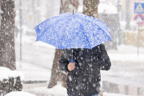 Imagem colorida e ilustrativa de uma pessoa na neve - Metrópoles