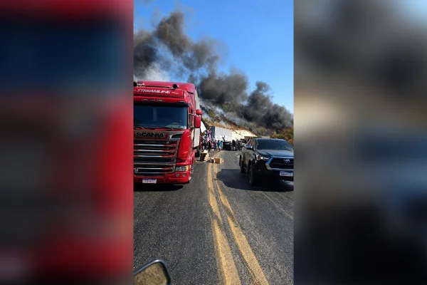 Caminhões pegam fogo após colisão e BR-251 é interditada em MG