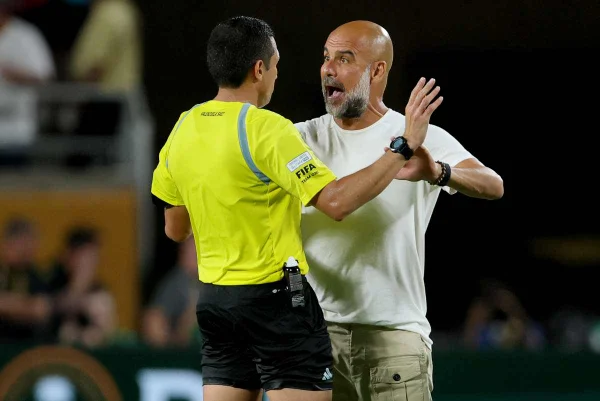 Imagem colorida de Guardiola discutindo com o árbitro - Metrópoles