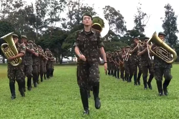 A sargento Rachel de Almeida Oliveira em frente à fanfarra dos Dragões da Independência