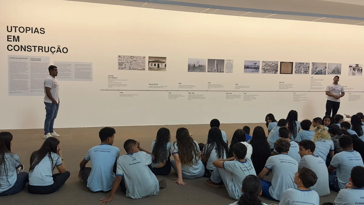 Alunos na exposição Alunos na exposição
