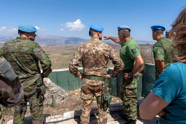 Imagem colorida mostra militares da Unifil no Líbano - Metrópoles