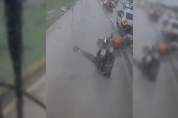 Imagem colorida de mortociclista caindo