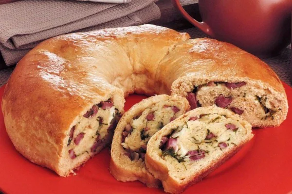 Imagem colorida de pão de fubá com calabresa e queijo