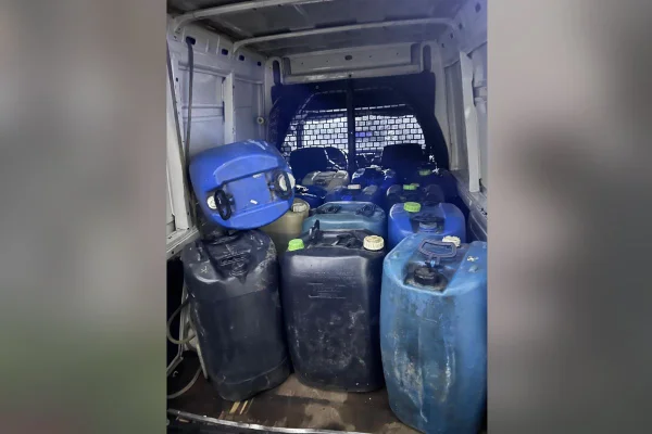 Imagens coloridas mostram tonéis fechados dentro de pick-up