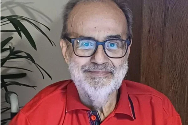 Imagem colorida de Roberto Godoy. Ele é um homem branco, calvo e de óculos - Metrópoles