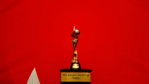 Foto colorida da taça da Copa do Mundo de Futebol Feminino - Metrópoles