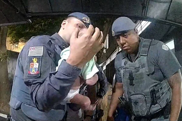 Bebê de dois meses engasga com leite e é salvo por PMs na zona norte de SP