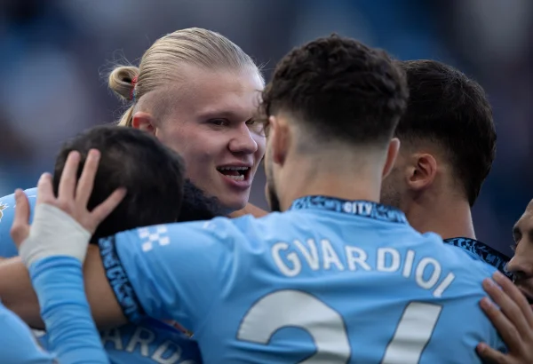 Foto colorida de Haaland e elenco do Manchester City - Metrópoles
