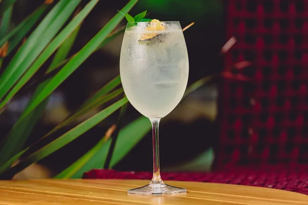 Conheça o uso do chá na coquetelaria em 11 drinques refrescantes