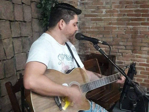 Cantor sertanejo Robson de Oliveira