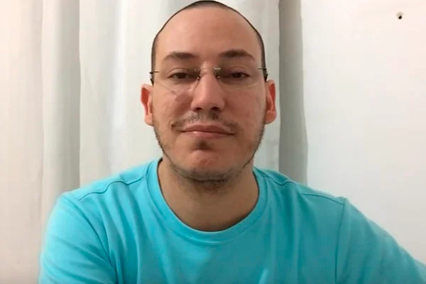 Estudante mata mãe a facadas por acreditar que ela estava amaldiçoada