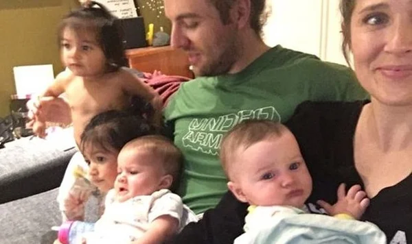 Casal que não pode ter filhos adota quatro bebês em menos de 24 horas