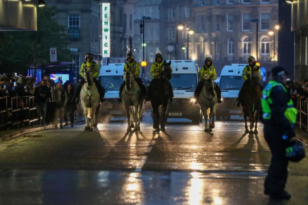 Presença ostensiva da pol´cia antes de jogo Borussia e Newcastle United na avenida St. James's Park, em Newcastle no dia 25 de outubro de 2023